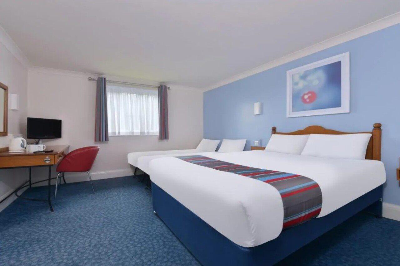 Travelodge Cardiff Airport Barry Exterior photo